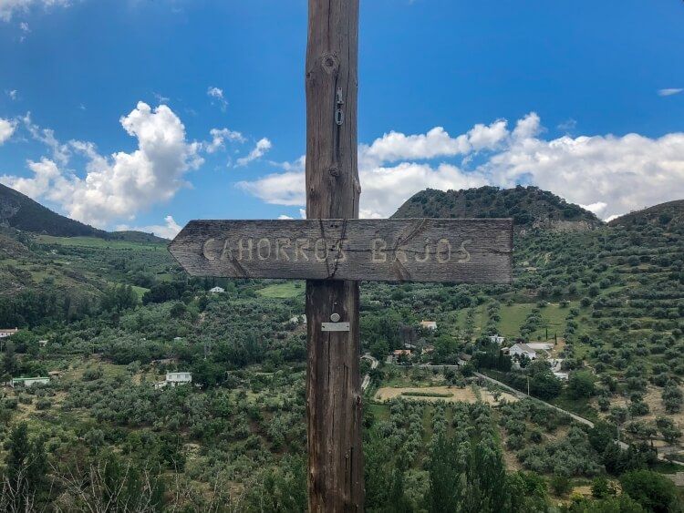 cahorros bajos sign for hiking trail