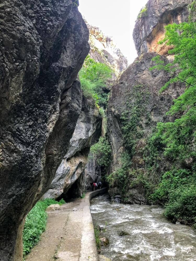 Massive gorge in Moanchil with hiking trail