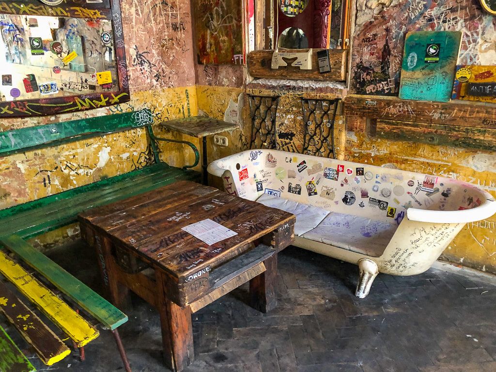 Szimpla Kert Bathtub Ruin Pub furniture
