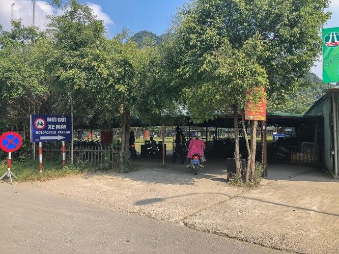 trang an boat tour parking