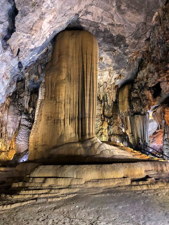incredible rock formations inside paradise cave