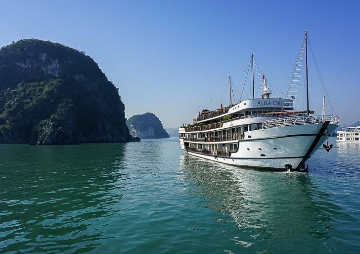 2 day 1 night cruise hanoi to Halong Bay Alisa cruise ship in the bay