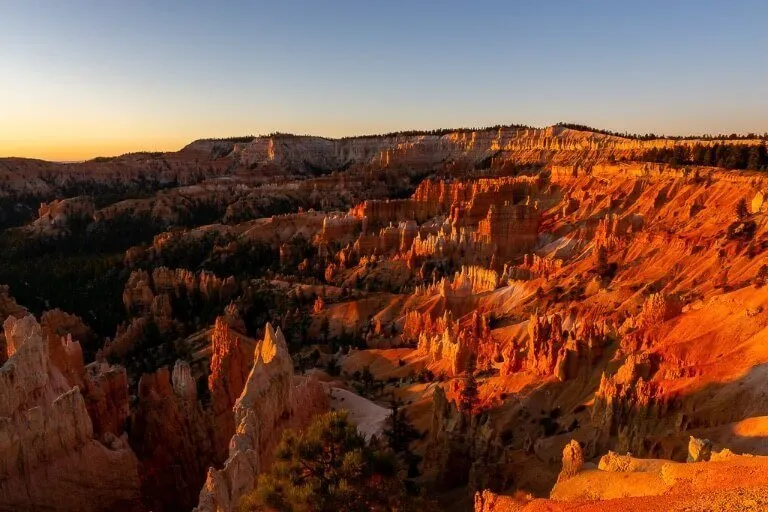 verbluffende dieprode kleuren verlichtend in het Bryce Canyon national park amphitheater Utah
