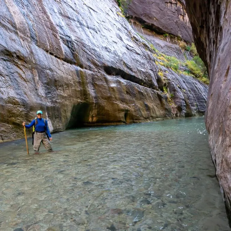 a Utah-i Zion Nemzeti Park csodálatos túrát folytat a narrows nevű slot-kanyonon keresztül