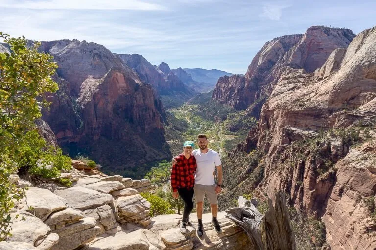  Mark och Kristen Morgan var är de morgans på toppen av angels landing vandringsled i Zion national park Utah med otrolig utsikt bakom