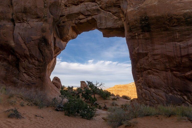 Pinetree Arch close to beginning of devil's garden trail Utah