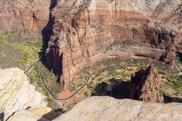 zicht naar de achterkant van Angels landing weg van de canyon bij Zion national park Utah