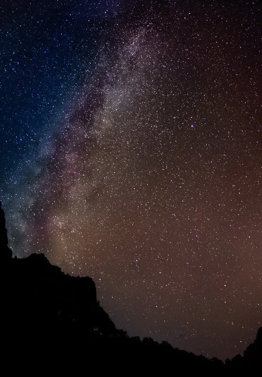 asztrofotózás a Zion Nemzeti Parkban a csillagok és a Tejút fényképezése a kanyon közelében kilátás Zion Utah