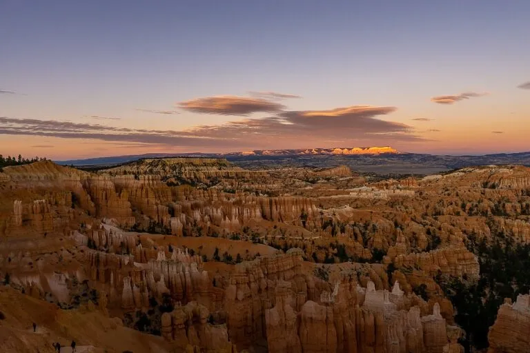 Bryce Canyon amphitheater ved solnedgang med lilla himmel 