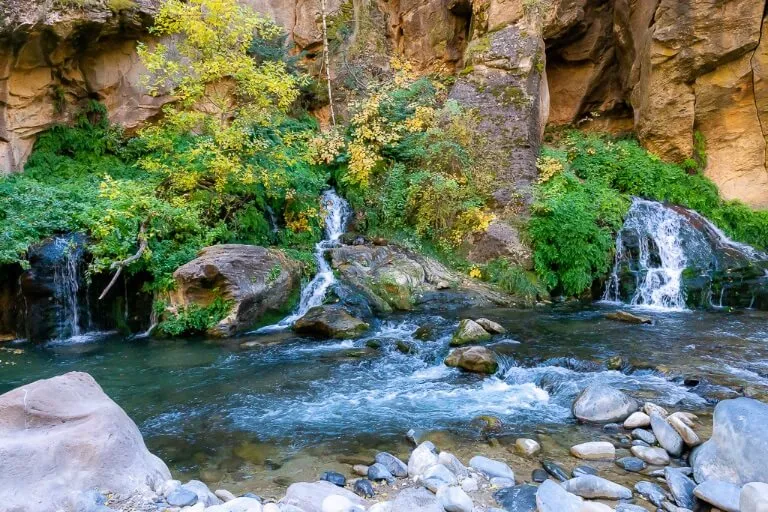 許可されたハイキングトレイルの終わりを示す三つの小さな滝大きな泉ザイオン国立公園のナローズ