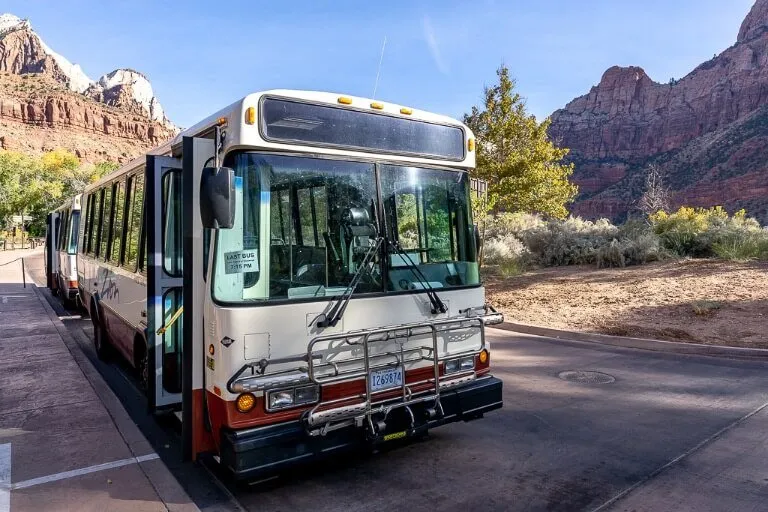 Zion shuttle bus v návštěvnickém centru Zion míří do kaňonu
