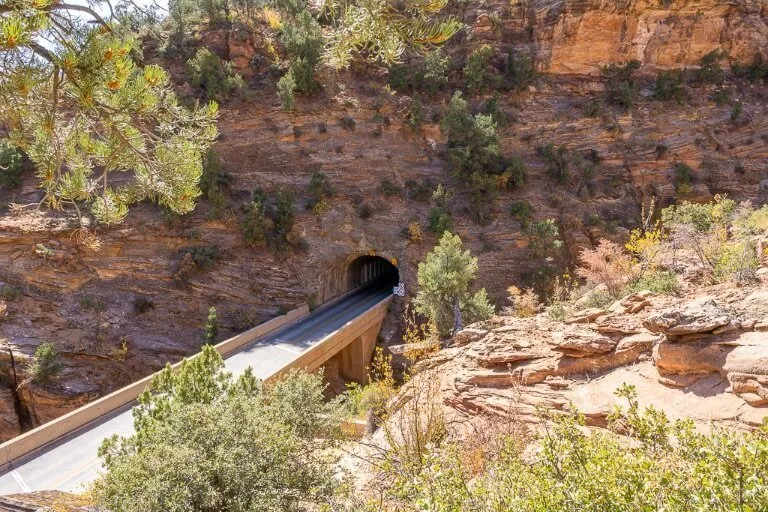 Entrada del túnel del monte carmelo de Zion junto al comienzo del sendero del mirador del cañón Utah