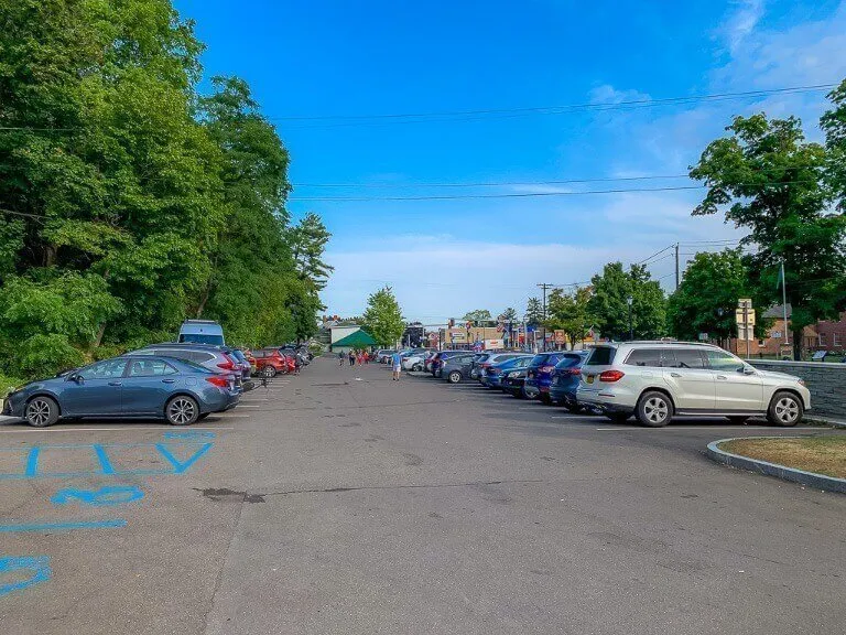  parking tuż przy wejściu do finger lakes park ny