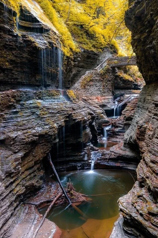  Fotografía en el Parque Estatal Watkins Glen Finger Lakes NY follaje de otoño en la cascada Rainbow Falls