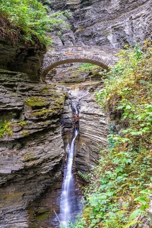 Glen Cathedral stone bridge bellissimo sentiero della gola al Watkins Glen State park New York upstate