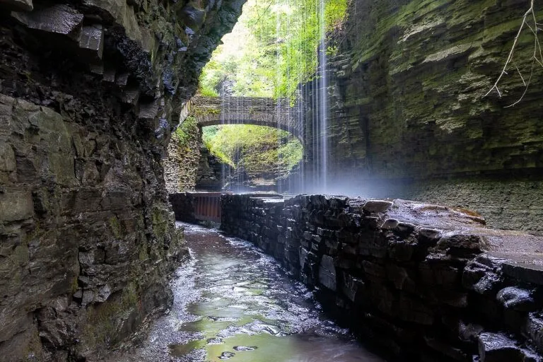 Podul de la rainbow falls de-a lungul căii din spatele cascadei urmăriți echipamentul camerei de la splash înapoi aici