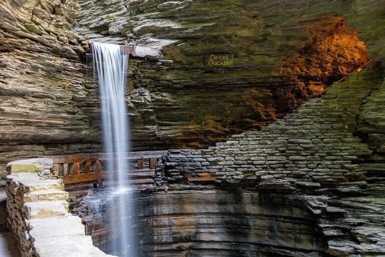 Cavern Cascade och Spiral Tunnel bedövning Gorge trail Watkins Glen State park ny