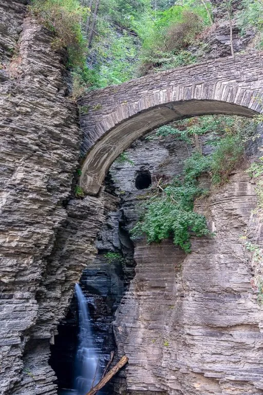 Sentinel Bridge and an enclosed spiral tunnel Welkom bij Watkins Glen State Park gorge trail ingang