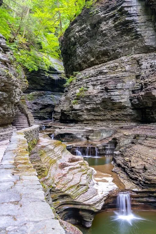 spektakularne krajobrazy wewnątrz Watkins Glen gorge trail hike wodospady Erodowane skały osadowe