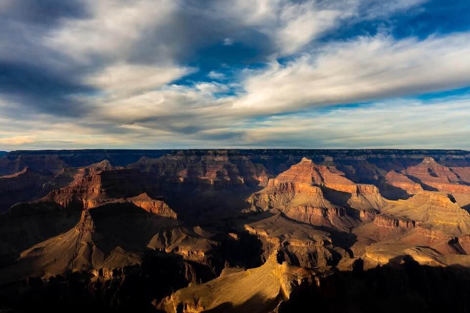 Deep dark shadows cast in the late hours of daylight gorgeous picture of grand canyon national park arizona, usa
