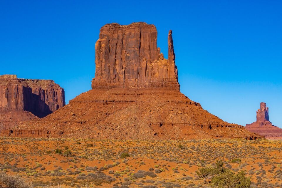 Monument Valley Arizona Huge Towering Buttes Make For Perfect Pictures of America