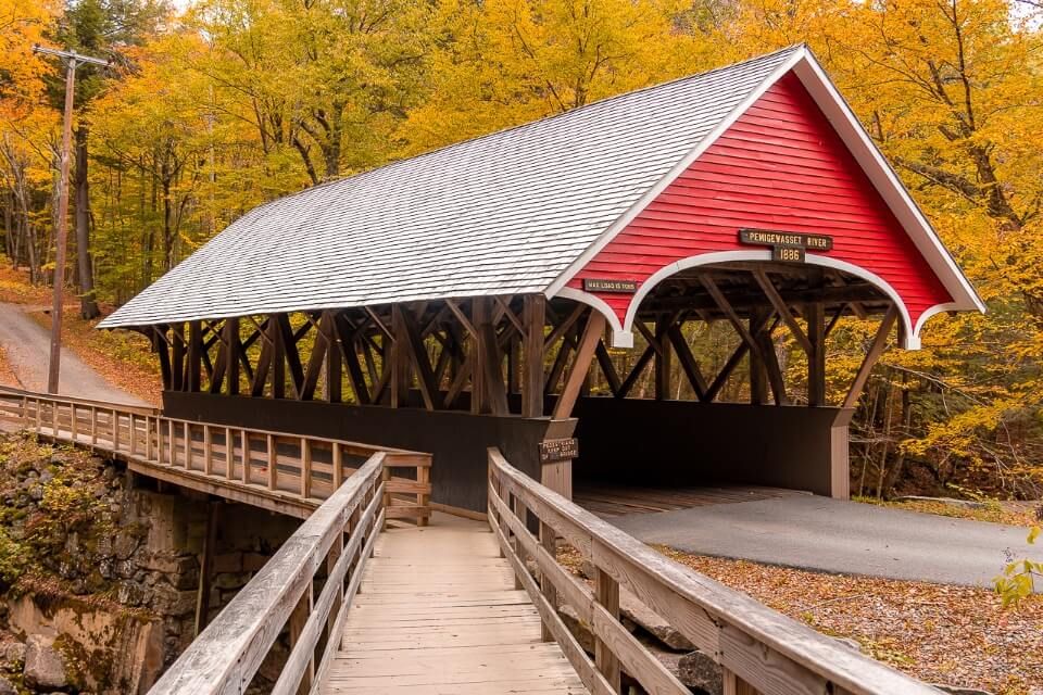 Stunning covered bridge in flume gorge trail at franconia notch state park new hampshire