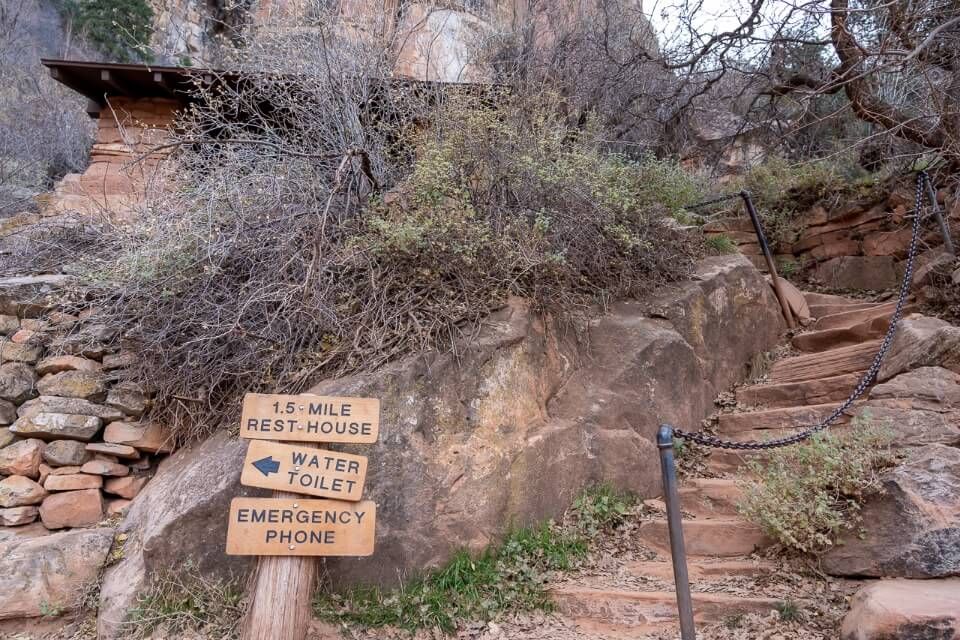 1.5 mile resthouse sign in northern arizona