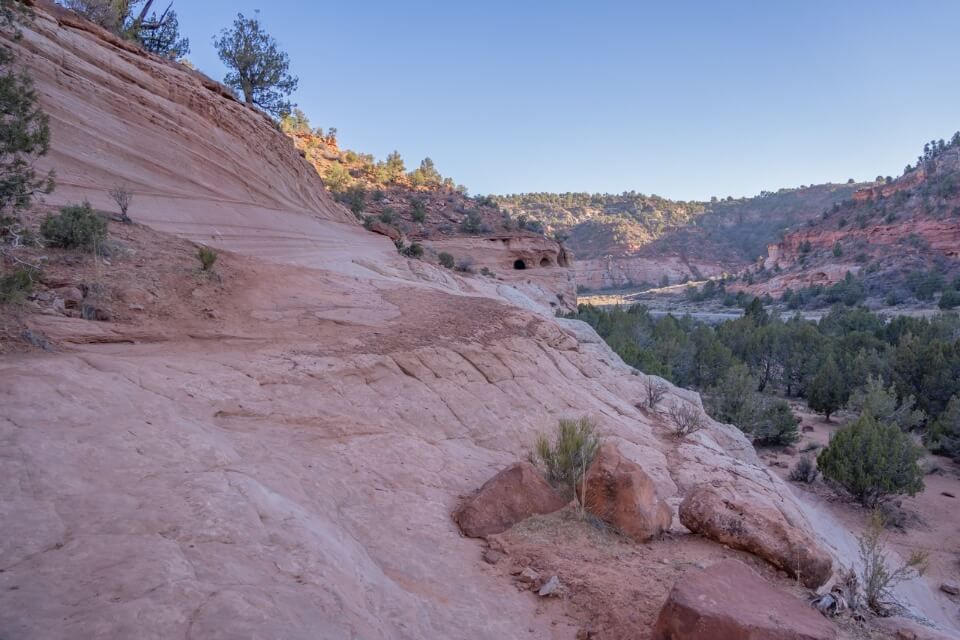 Flat ridge to walk along in order to access Moqui Caverns near Kanab