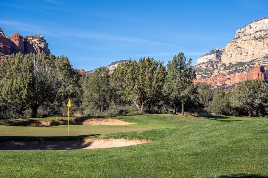 Seven canyons golf course in arizona green grass with flag