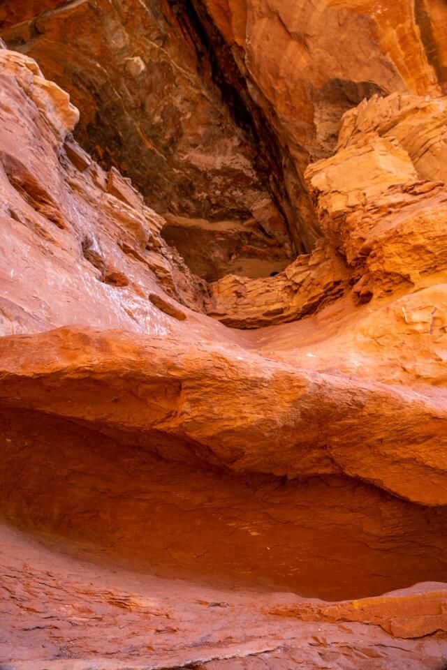 Right approach climbing into Keyhole Cave in Sedona ledge and foot placements