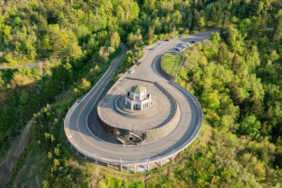 Hairpin turn top of a cliff in Oregon packing for a summer road trip