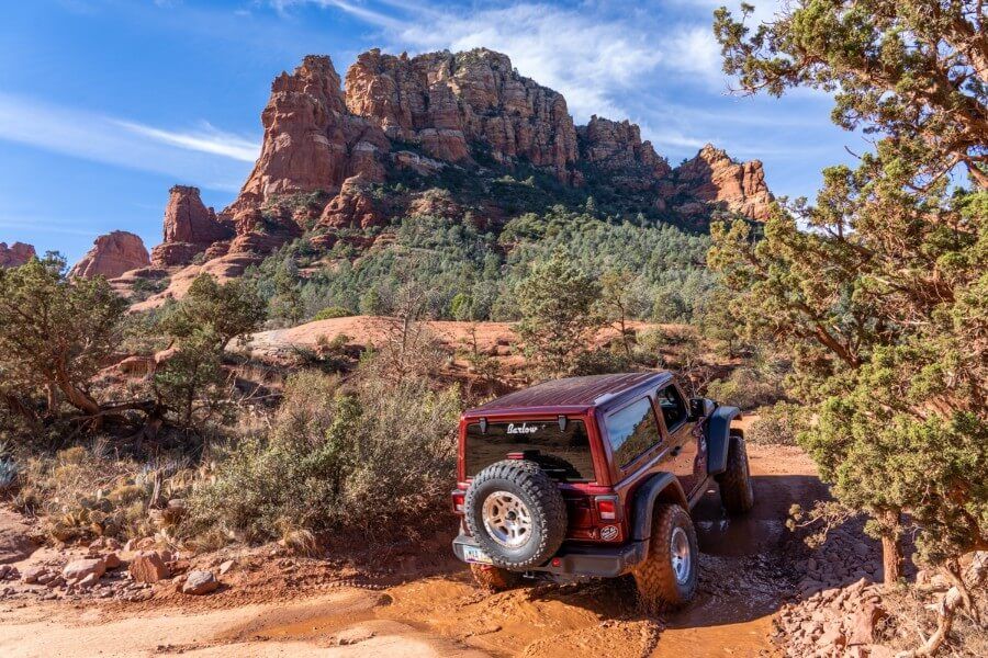 Jeep trail Broken Arrow in Sedona with stunning formations and a beautiful winters day