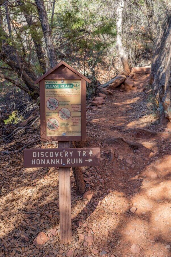 Sign pointing to the Discovery trail and Honanki ruins