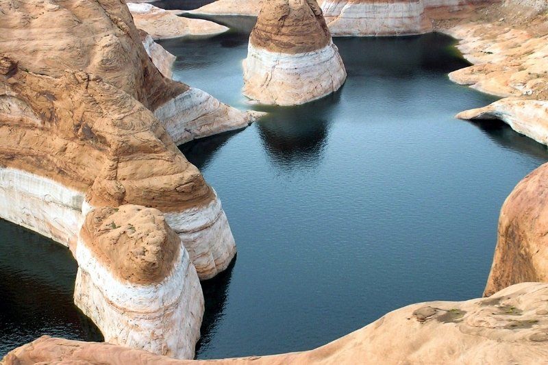 Glen Canyon smooth water with white and brown domes
