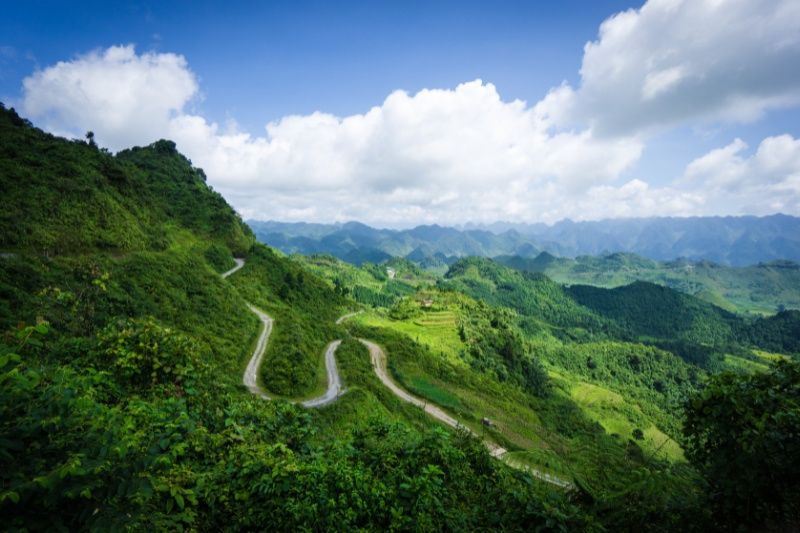 Mountains and roads in the Ha Giang province