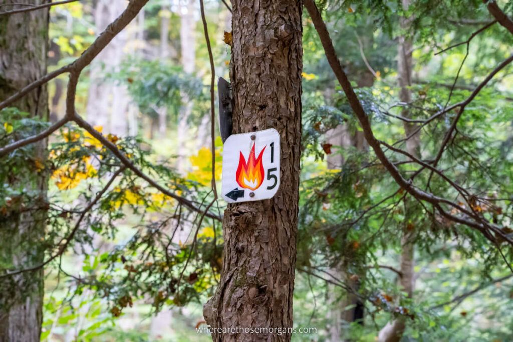 White trail marker with a fire blaze indicating the correct hiking path