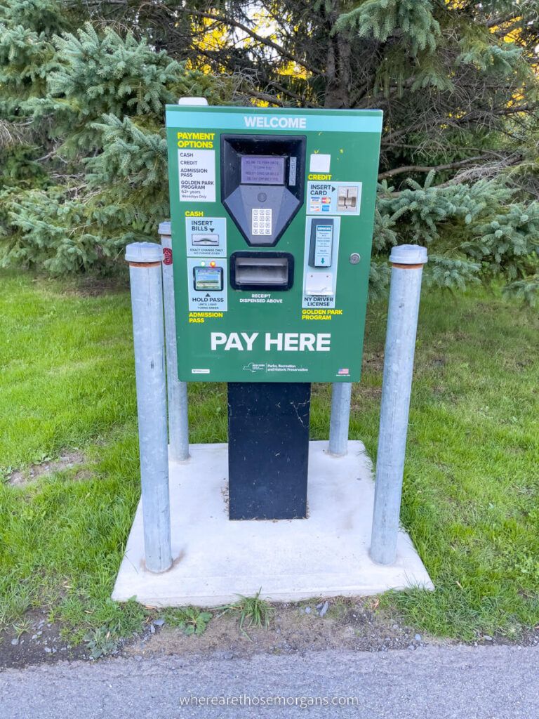 Machine to pay entrance fees with cash or credit card
