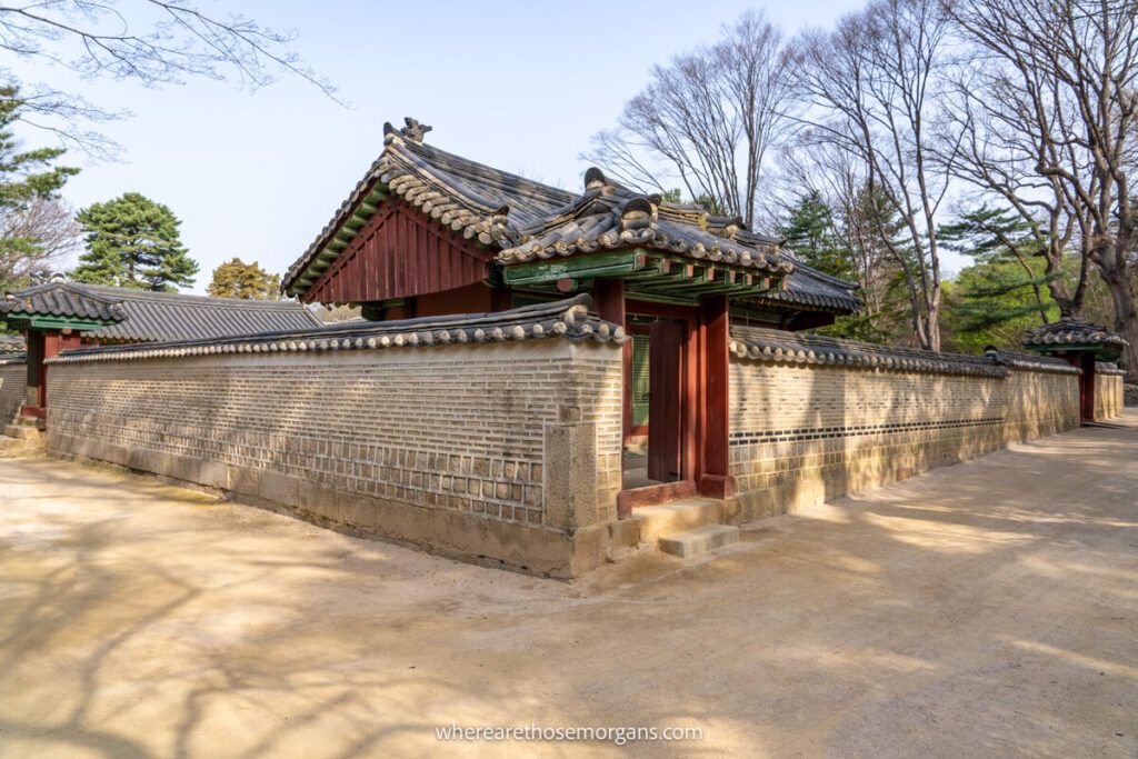 A small wall and entry way at a shrine in Seoul