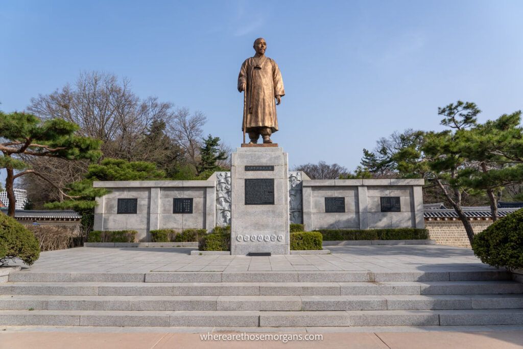 Large bronze statue of Wolnam Lee Sang-Jae in Seoul