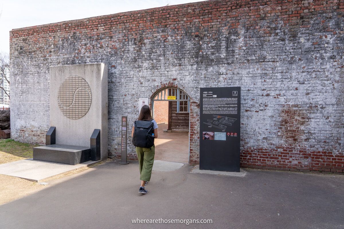 Visitor walking to the Execution house at the Seodaemun Prison