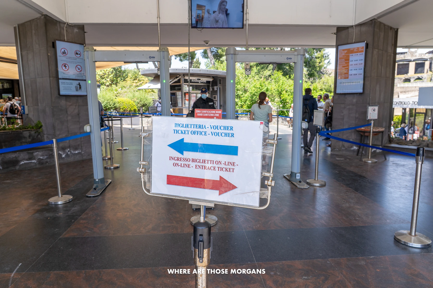 Photo of the entrance to an attraction with line for ticket office and line for advanced tickets