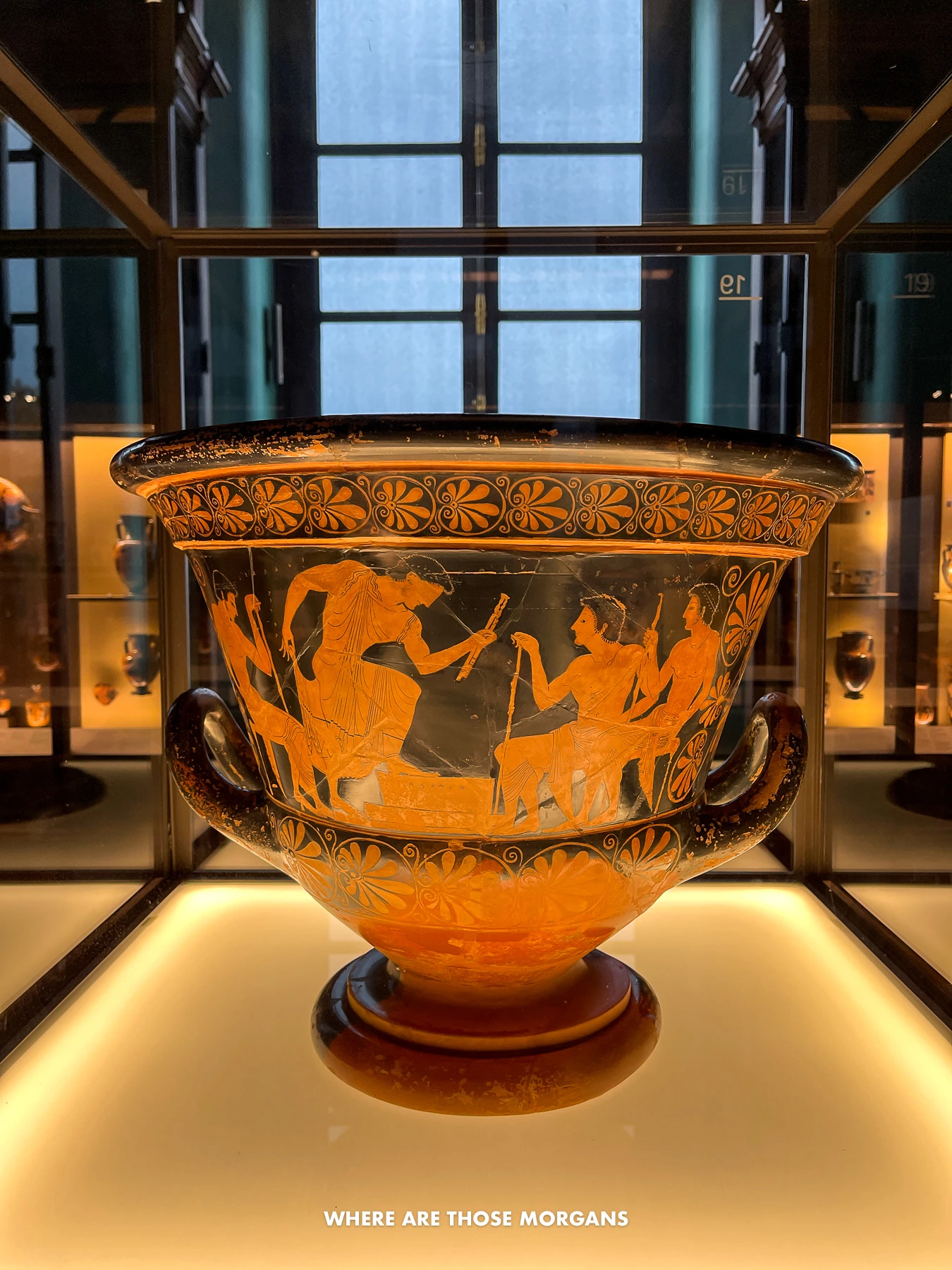 Photo of an attic red figure kylix in a display case in France