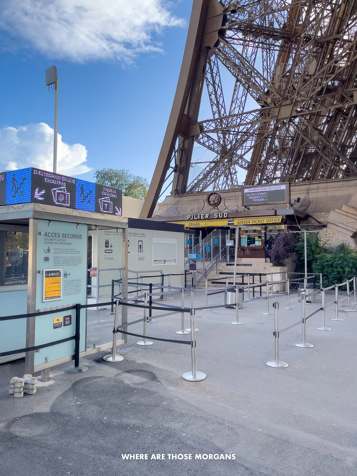 Photo of an empty line to access south pillar at the Eiffel Tower