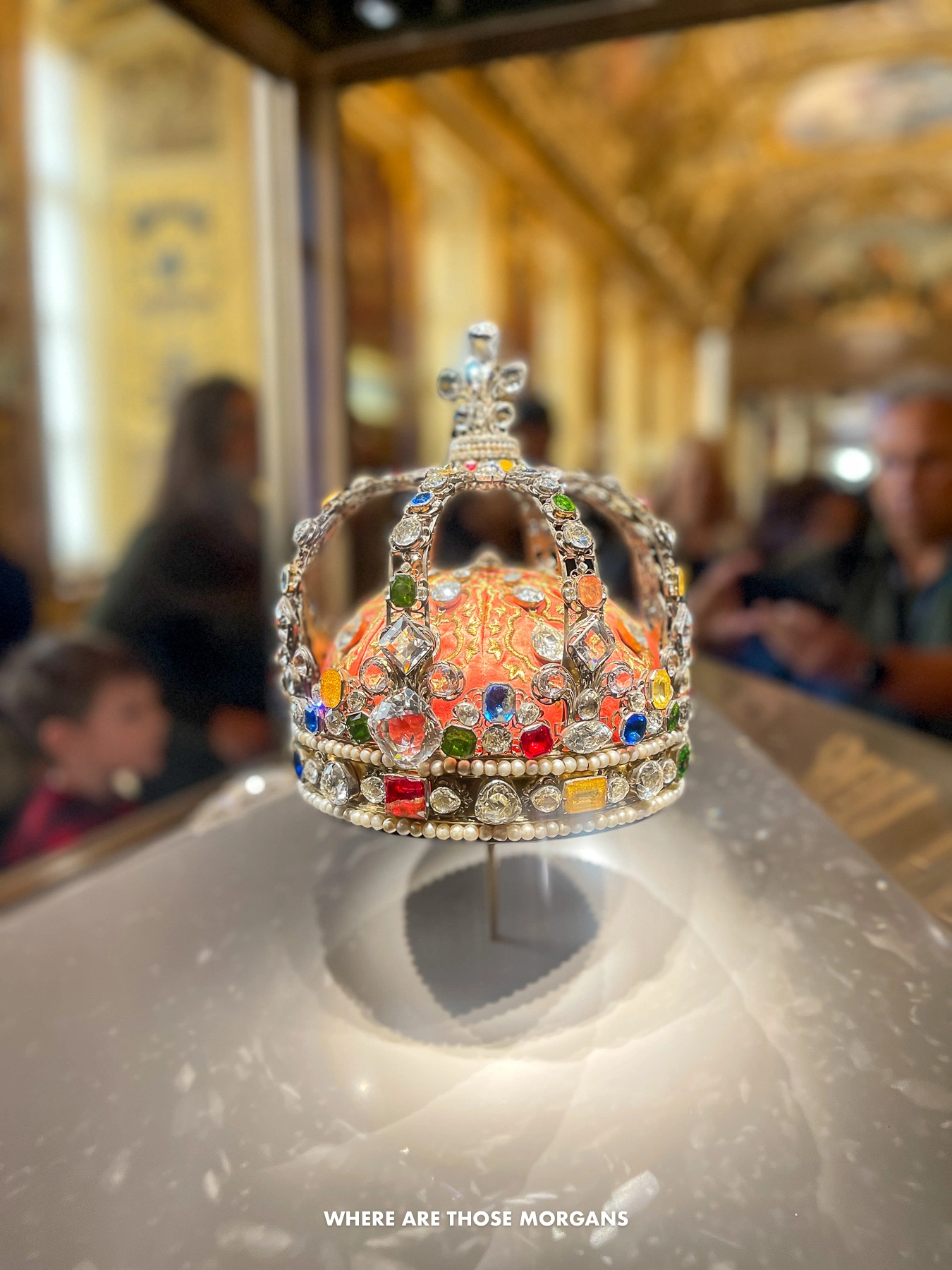 Photo of the crown of Louis XV on display inside a glass case
