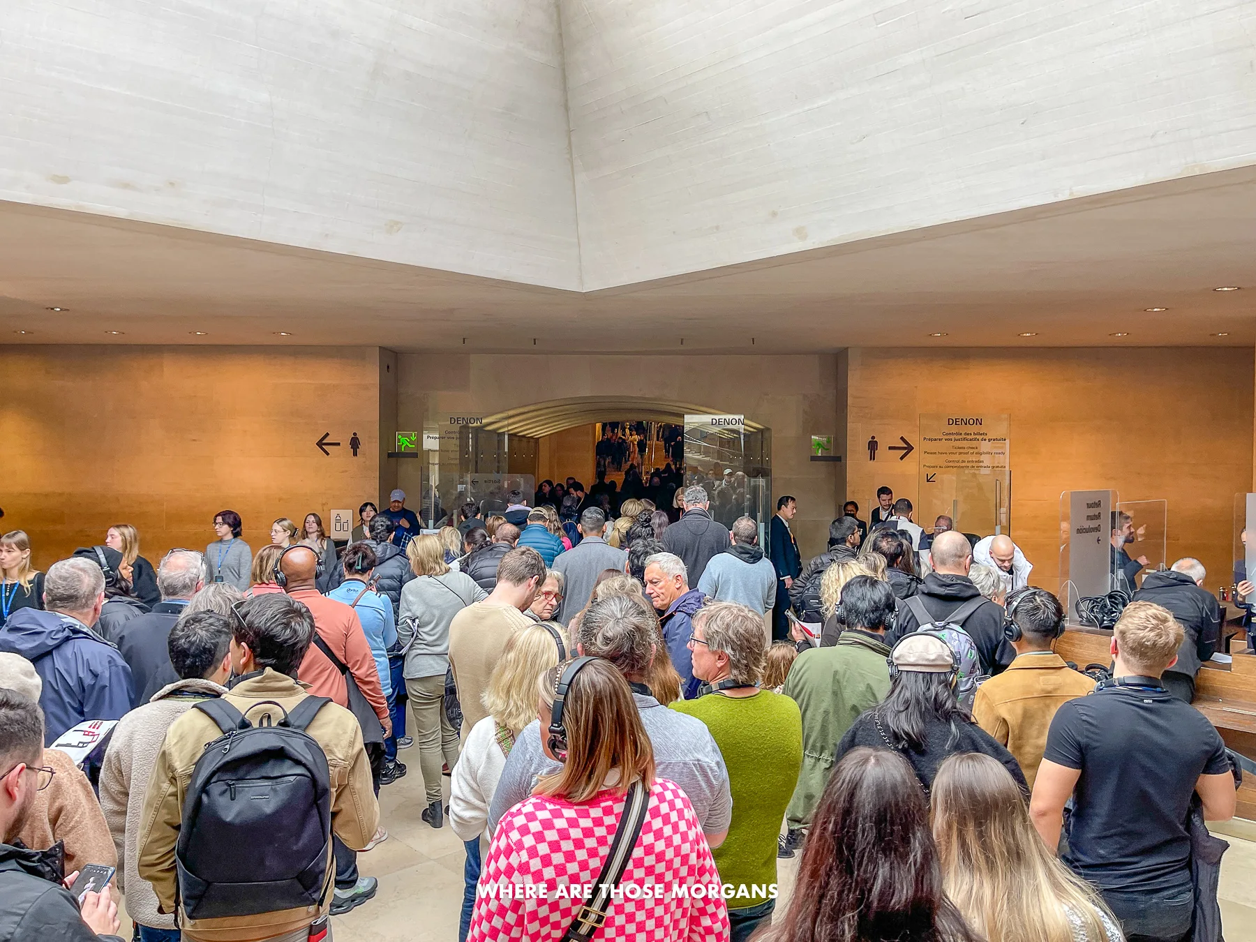 Photo of a crowd of people waiting to go inside a museum entrance